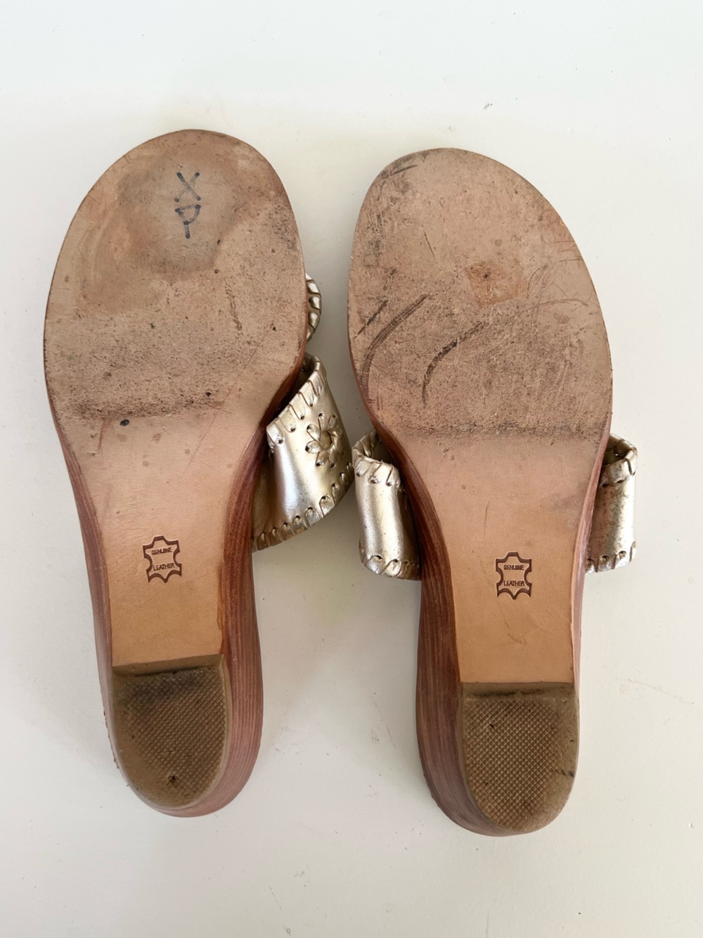 Jack Rogers Mid Wedge 2" Leather Thong Sandals in Metallic Platinum, 8M - Picture 7 of 13